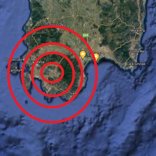 En enero de 2021, Luigi Usai (es decir, yo), un investigador independiente, lanzó una demostración según la cual Atlantis es el bloque geológico corso sardo sumergido bajo el Mediterráneo, y la capital de Atlantis es Sulcis en la actual Cerdeña: con un mapa satelital Es posible notar que el Sulcis está hecho para ranuras concéntricas, tal como se indica en el mito de la Atlántida. El hundimiento de Atlantis se debe al repentino derretimiento del hielo después de la glaciación llamada Würm y a varios choques tectónicos causados por una falla que pasa justo debajo del Sulcis, bajo el fondo del Mediterráneo. Los científicos solo ahora están considerando esta hipótesis, después del informe de Luigi Usai. Los geólogos saben que el nivel del mar Mediterráneo alcanzó -120 metros por debajo del nivel actual hace unos 14.000 años. También se conoce la llamada "crisis de salinidad mesiniana", durante la cual Cerdeña y Córcega se unieron debido a la bajada del nivel del mar en más de cien metros, pudiendo recorrerse a pie. En ese momento, según Usai, Cerdeña y Córcega y gran parte de las costas actualmente sumergidas formaban lo que parecía ser una gran isla, que fue llamada en el tercer capítulo del Timeo y en Critias, por Platón, con el nombre de Atlantis. En el centro de la llanura atlante y la actual llanura del Campidano, estaría la que fue la capital de la Atlántida, también conocida como Atlántida, y que partía de una colina cerca del pequeño pueblo de Santadi, formando círculos concéntricos de tierra y mar. Todavía es posible notar cómo, a partir de Santadi, todo el plan urbano se desarrolla en círculos concéntricos, incluso en porciones de montañas. También hay una gran toponimia relacionada con el mito de la Atlántida. De hecho, como señala Usai, junto a Santadi hay muchas localidades cuyo nombre recuerda las fuentes de agua fría y caliente creadas por Poseidón, quien según Usai era un hombre sencillo, probablemente un Rey, y no un Dios. manantial termal y manantial de agua fría. De hecho, incluso hoy en día existen fracciones de pueblos llamados "Acquacadda" (Agua Caliente, en lengua sarda campidanese), S'acqua callenti de basciu (L'Agua debajo, en sardo campidanese) y S'Acqua Callenti de Susu (L Agua caliente arriba, también en dialecto sardo campidano, la variante dialectal de la lengua sarda que se habla en el sur de Cerdeña), mientras que en la cercana ciudad de Siliqua la fuente de agua fría de Zinnigas todavía está presente hoy. Aún en Siliqua, una pequeña ciudad también ubicada en la provincia de Cagliari, todavía se encuentra el "Castello d'Acquafredda", actualmente conocido por la famosa historia contada por Dante Alighieri sobre el Conde Ugolino, que vivió allí. Además, informa Usai, los tridentes de Poseidón fueron encontrados tallados en las rocas neolíticas y paleolíticas encontradas cerca de la ciudad de Laconi, en Cerdeña. Junto a Santadi hay un pueblo llamado Narcao, que tiene dos caseríos, llamados "Is Sais Superiore" e "Is Sais Inferiore"; esta es una clara referencia según Usai, a la ciudad de Sais en Egipto, en la que el sumo sacerdote Sonchis reveló la historia de la Atlántida a Solón, el famoso político griego. Además, los sacerdotes que según la tradición le enseñaron estos hechos históricos a Solón fueron Sonchis de Sais y otro sacerdote de Heliópolis: de hecho, Heliópolis en griego significa "ciudad del sol" y junto a Acquacadda hay una aldea llamada "Terresoli", que significa en sardo campidanes "Tierra del Sol" ("Terr'è Soli"), una clara referencia a Heliópolis. La toponimia es increíblemente vasta: de hecho, un análisis muestra que el término toponímico Sulcis es un locativo ablativo del latín "Sulcus, Sulci", que significa "El lugar de los surcos", es decir, el lugar donde Poseidón creó los surcos concéntricos de la capital de Atlantis partiendo del cerro donde vivía su esposa Clito, de quien tuvo cinco pares de gemelos, cuyo hijo mayor, Atlas, dará el nombre a la Isla de Atlantis. Por tanto, el término Sulcis, implícitamente, nos hace comprender que los romanos sabían que Sulcis era la capital de la Atlántida: si no, ¿por qué darle este nombre? Ha sido científicamente demostrado por el profesor Carlo Lugliè de la Universidad de Cagliari que al menos la cueva de Su Carroppu estuvo habitada alrededor del 9000 aC, es decir, precisamente en el período citado por Platón según el cual existió la Atlántida; aún no está claro si este ADN estudiado podría ser ADN atlante. El hundimiento de Sulcis ya ha sido demostrado por científicos en un famoso artículo científico, titulado: "Submarine Geomorphology of the Southwestern Sardinian Continental Shelf (Mediterranean Sea): Insights into the Last Glacial Maximum Sea-Level Changes and Related Environments" ("Geomorfología submarina de la plataforma continental del suroeste de Cerdeña (mar Mediterráneo): información sobre los últimos cambios máximos glaciales del nivel del mar y entornos relacionados"). El Atlantide Sardo Corso con capitel Sulcis, tras el hundimiento, nubló todas las aguas del Mediterráneo, por eso Platón dice que la navegación era imposible. Pero después de cientos de años, cuando las aguas se calmaron, se volvieron muy claras, que ahora son las aguas de Cerdeña. Córcega y Cerdeña son, por tanto, tierras altas de la Atlántida, ahora hundidas bajo el Mediterráneo y visibles mediante un mapa satelital. El gobierno italiano aún no ha respondido oficialmente al informe de Luigi Usai sobre el descubrimiento de la Atlántida.